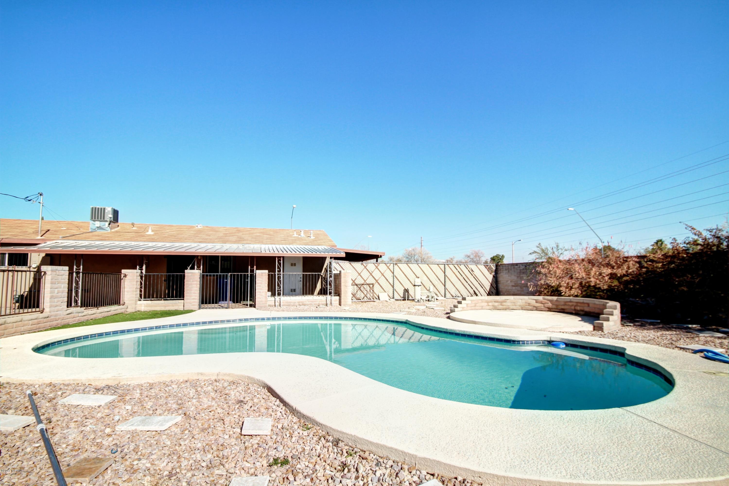 601 W Calle Antonia