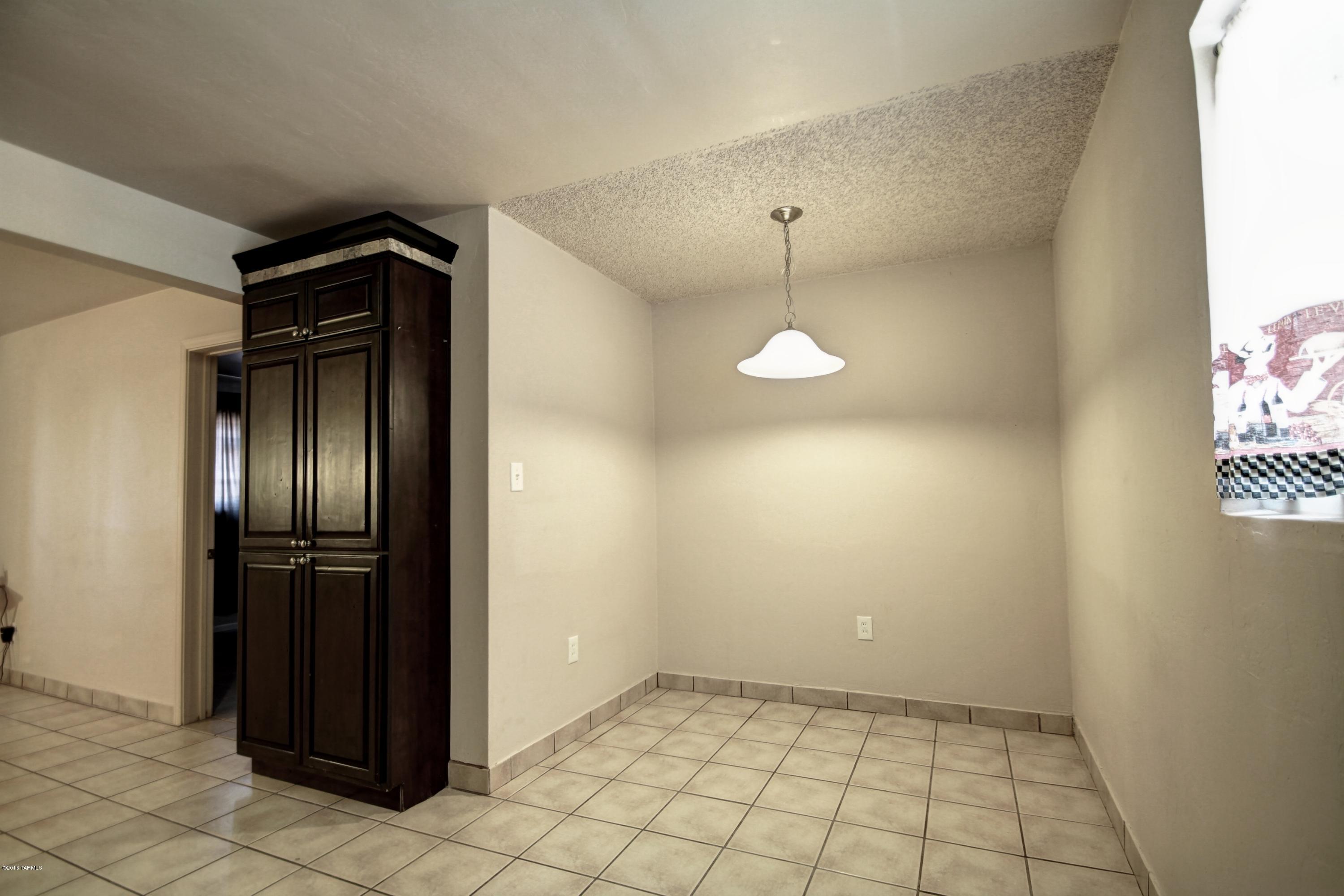 601 W Calle Antonia