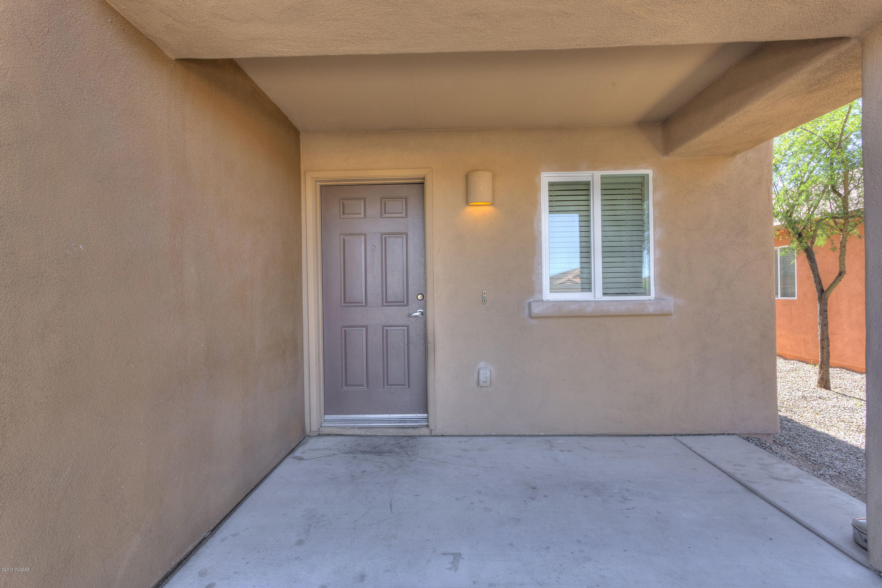 906 E Robert Hansen Drive