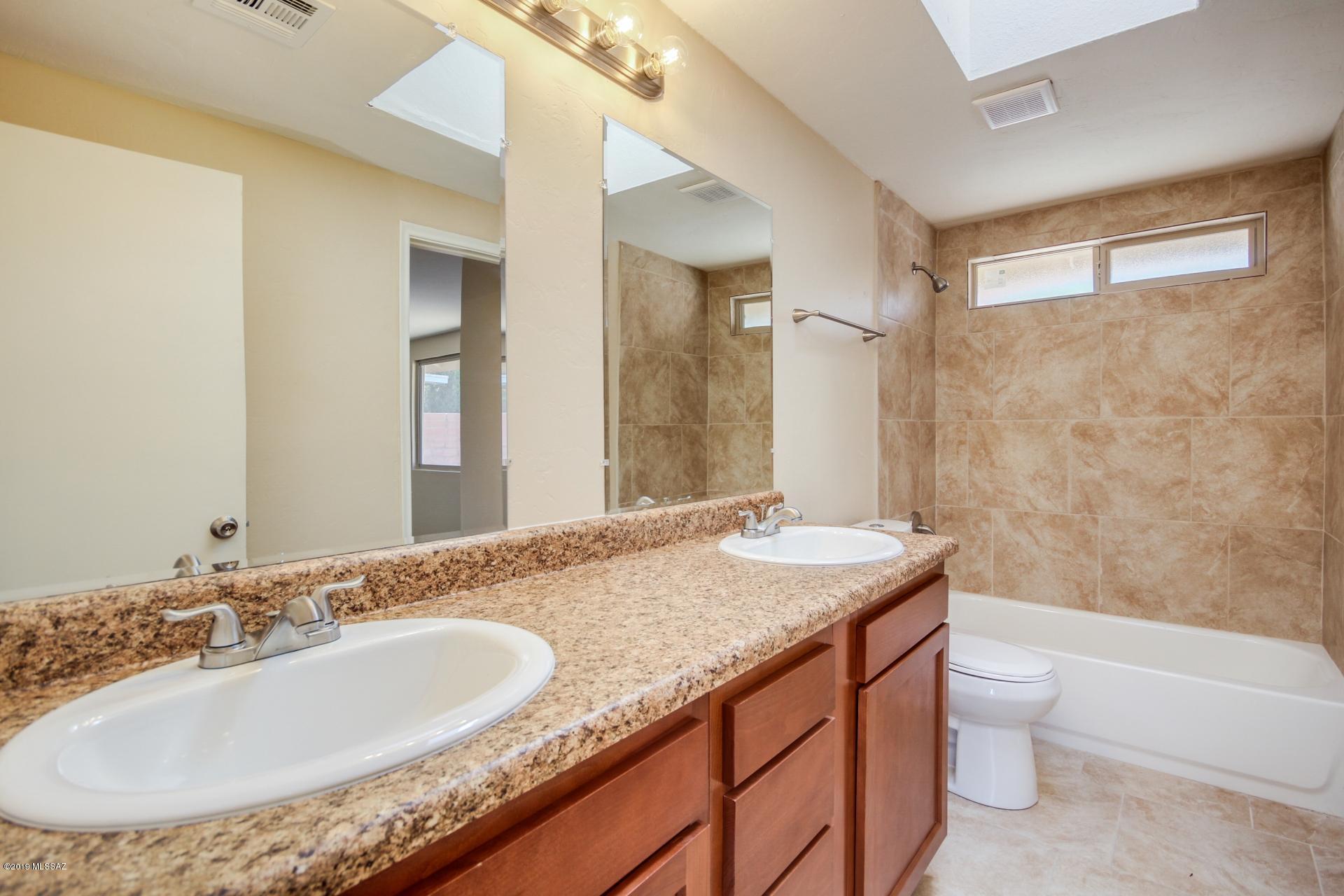 2561 W Vereda Verde