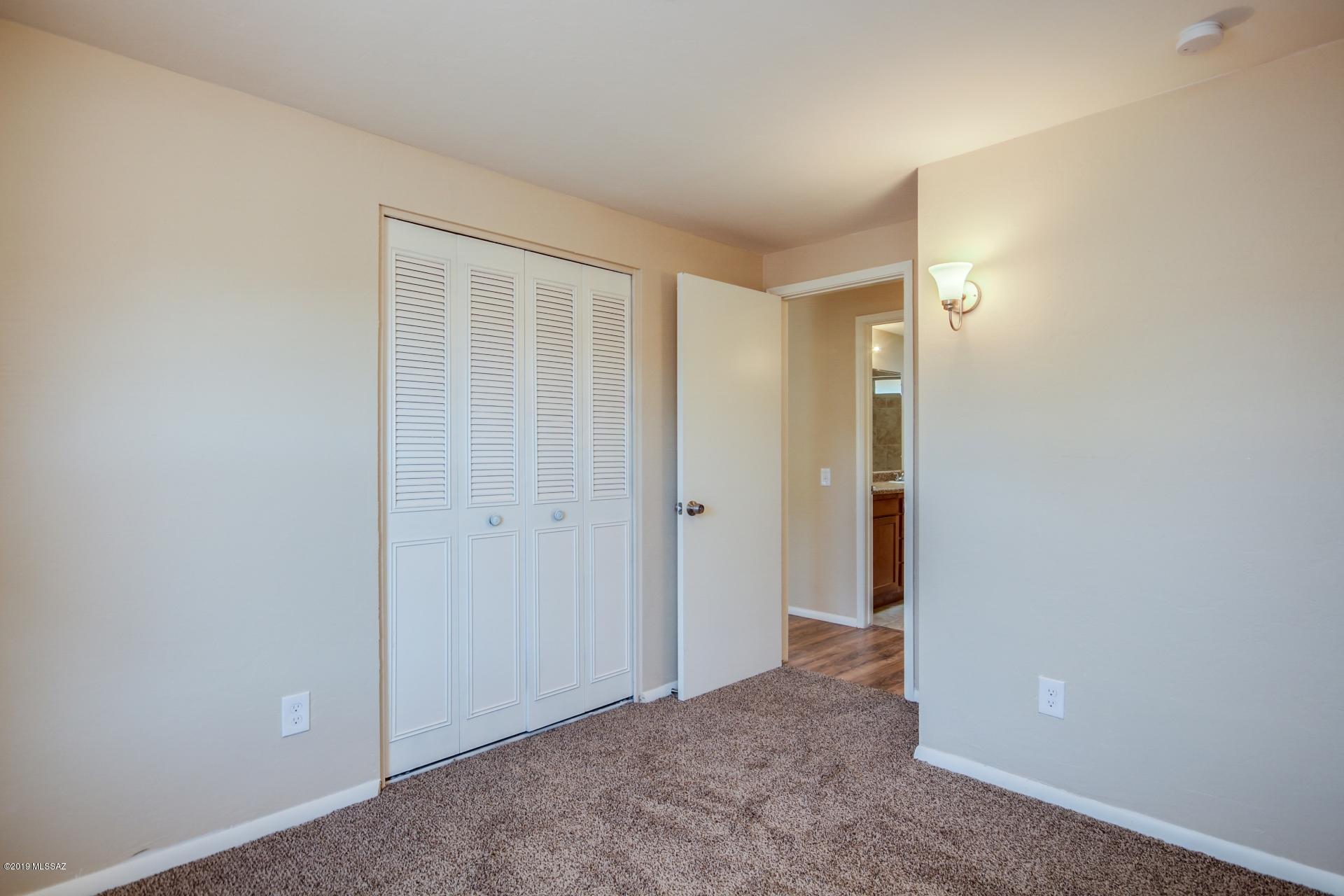 2561 W Vereda Verde