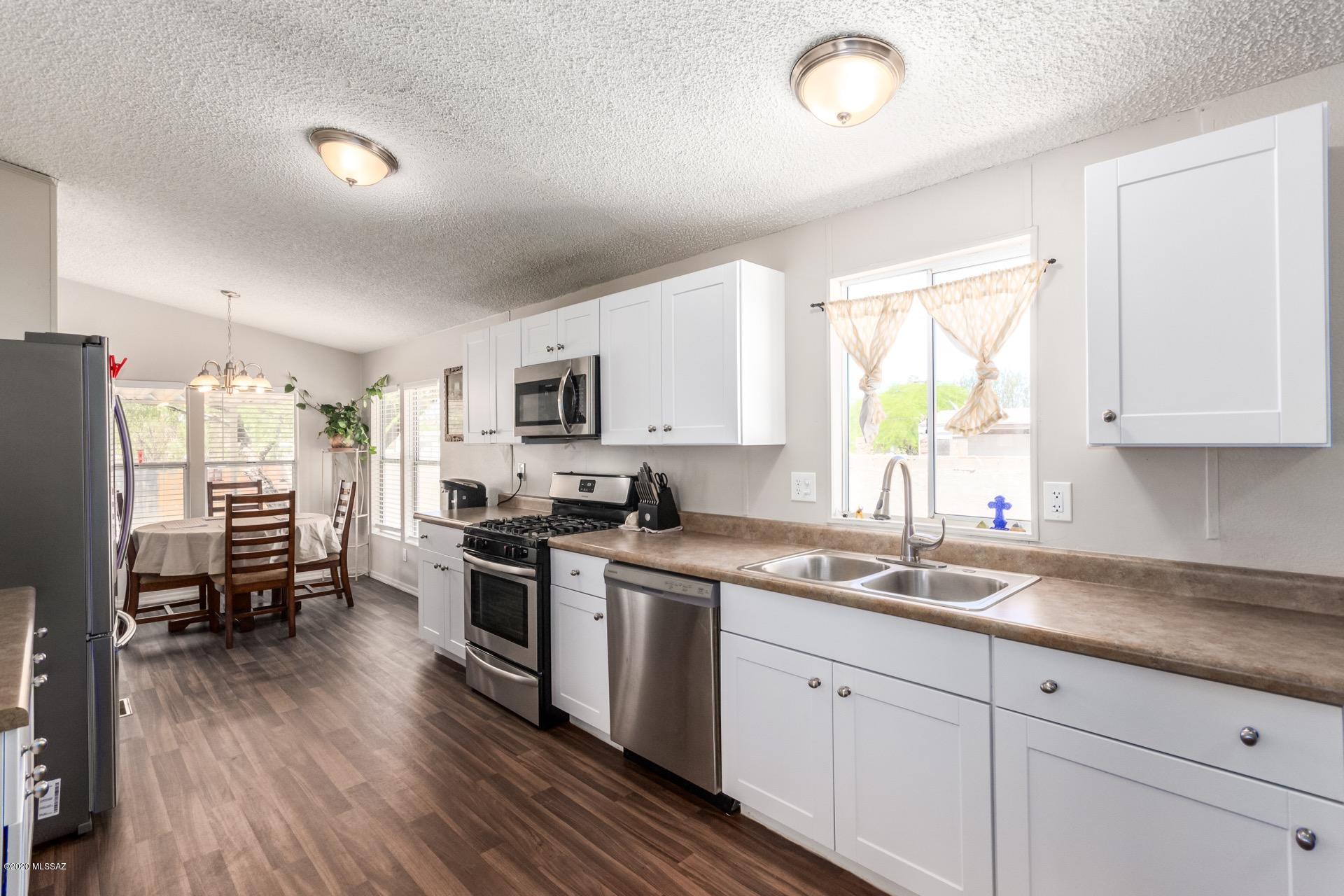 2752 W Roadrunner Road