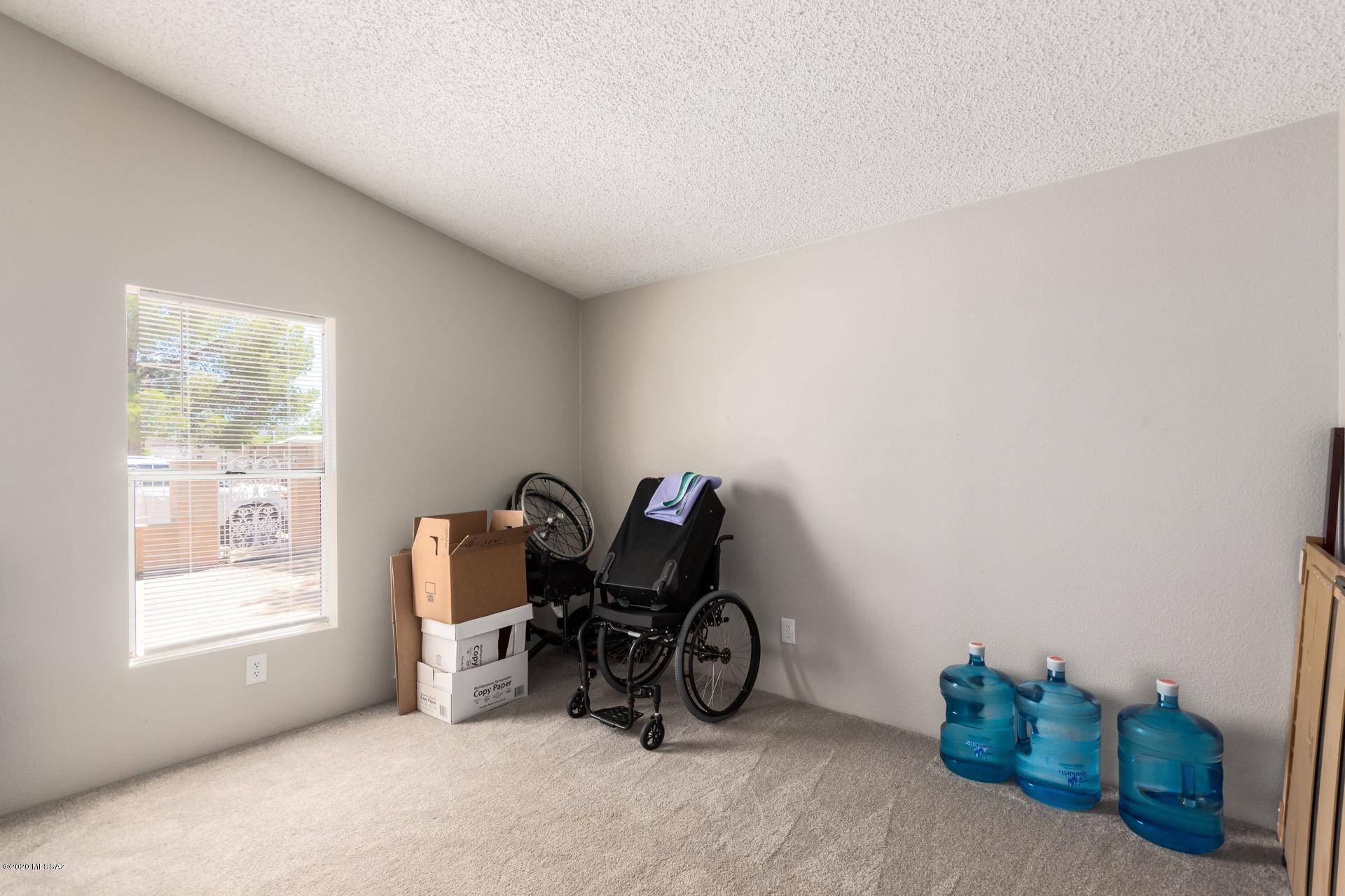 2752 W Roadrunner Road