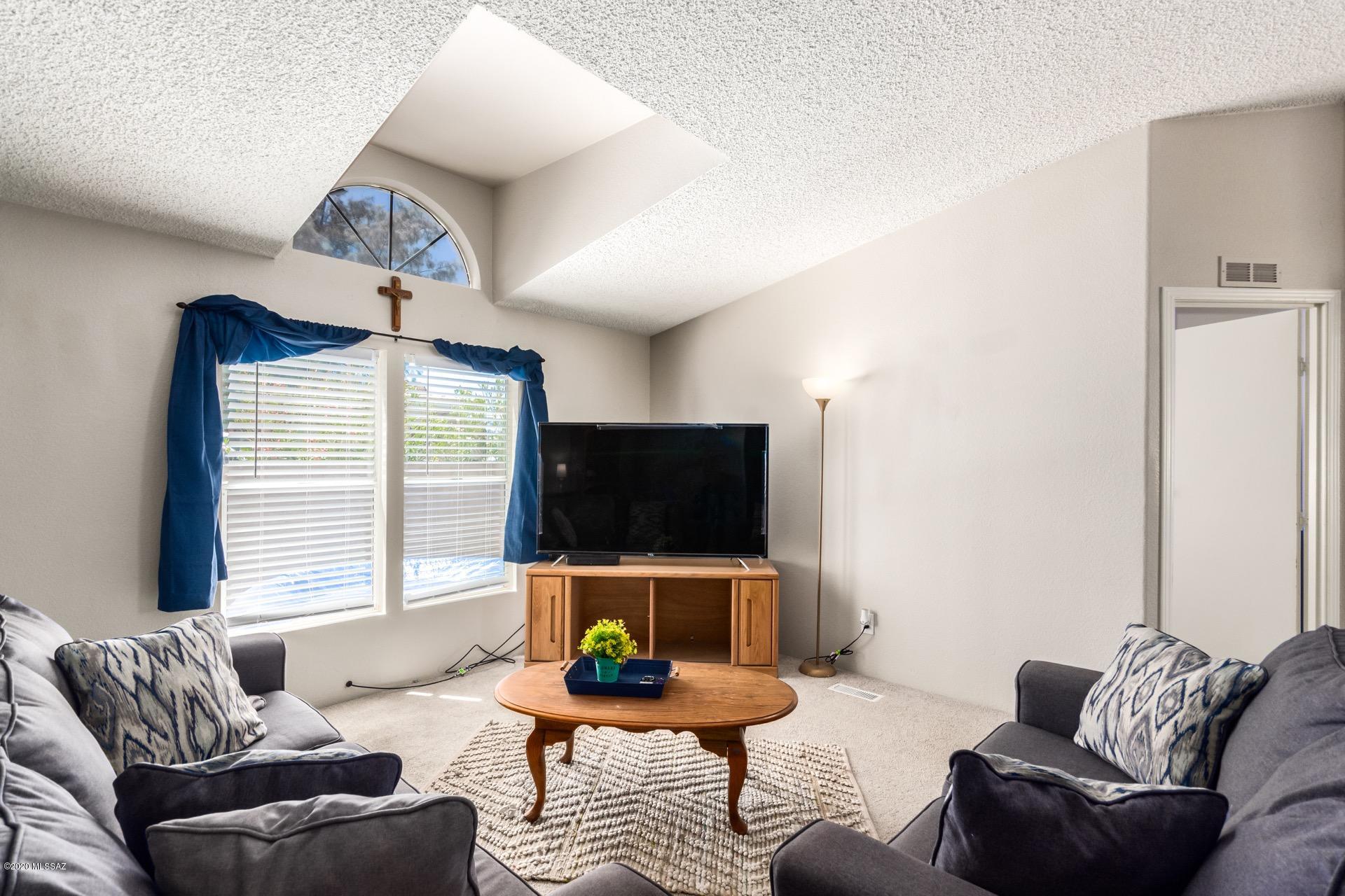 2752 W Roadrunner Road