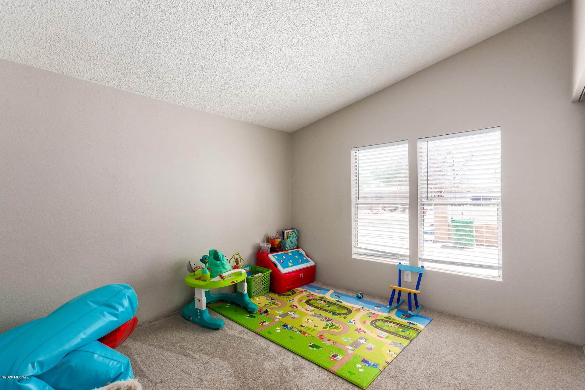 2752 W Roadrunner Road