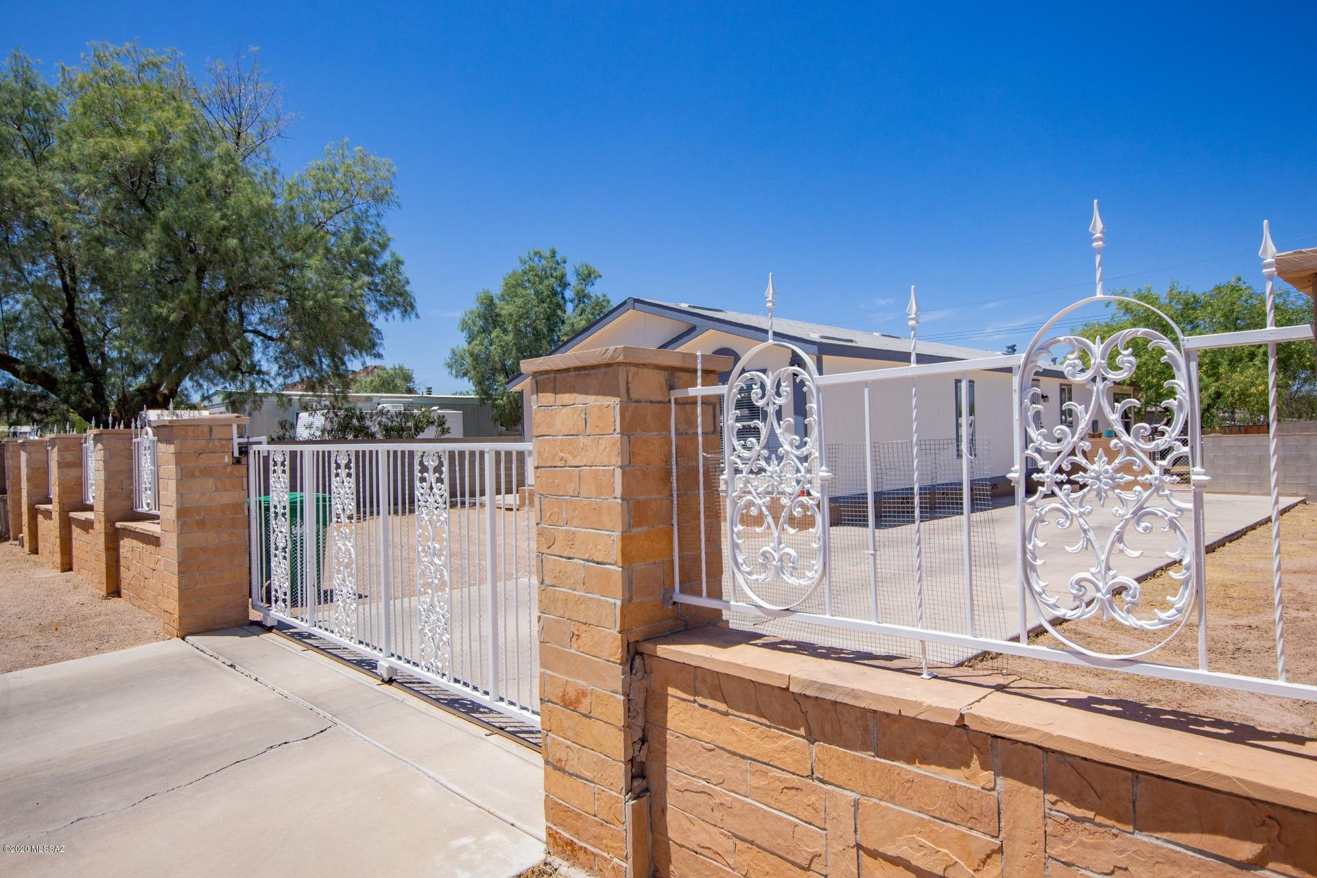 2752 W Roadrunner Road