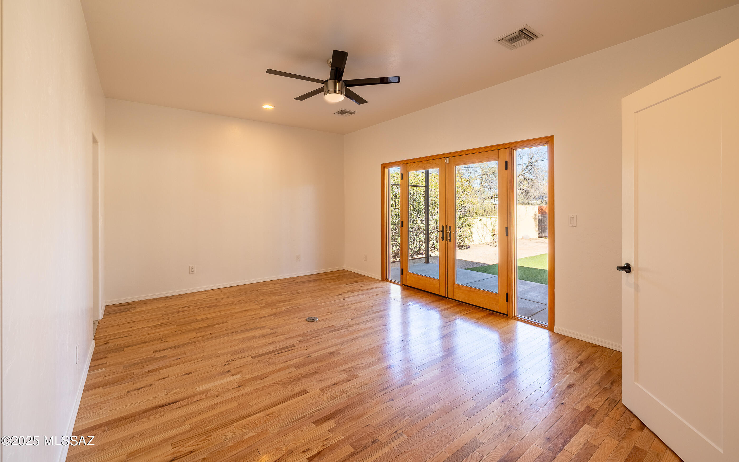 4049 E Camino de La Colina