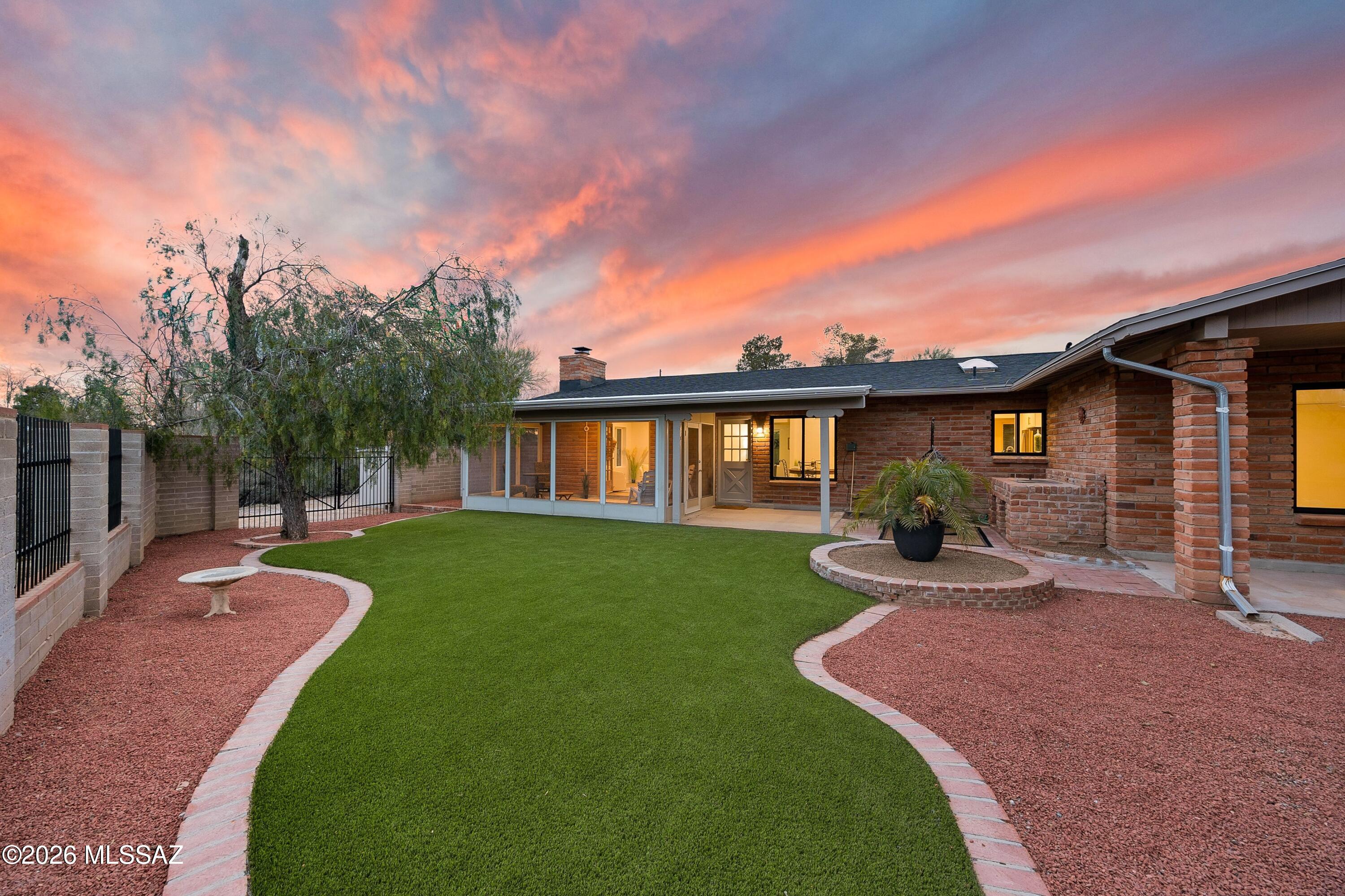 8020 N La Oesta Avenue