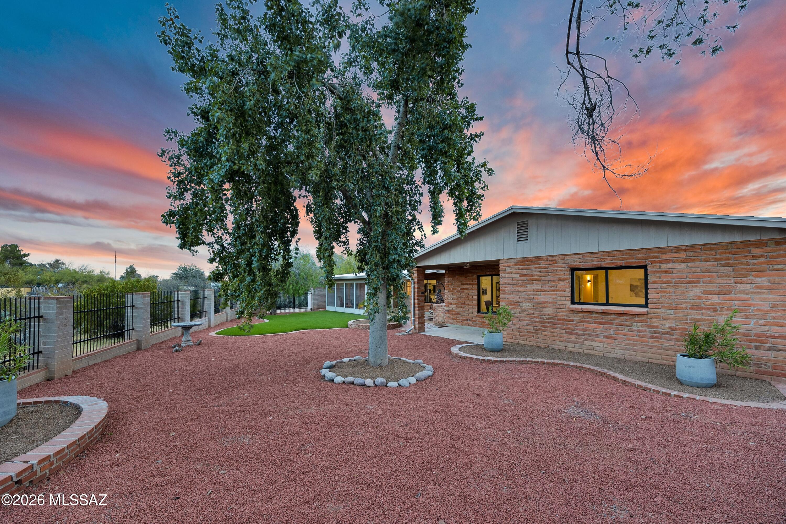 8020 N La Oesta Avenue