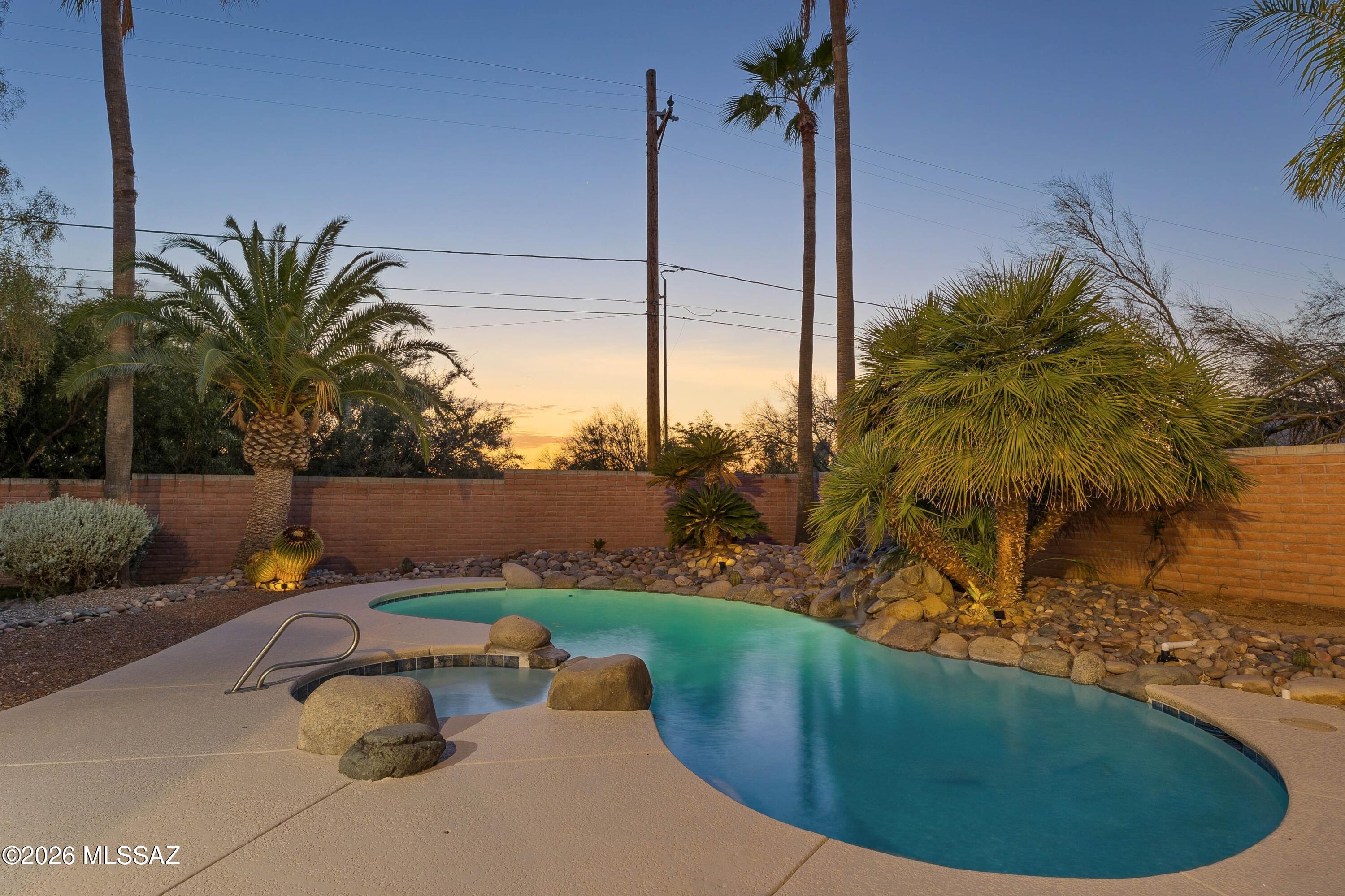 7329 N Yucca
