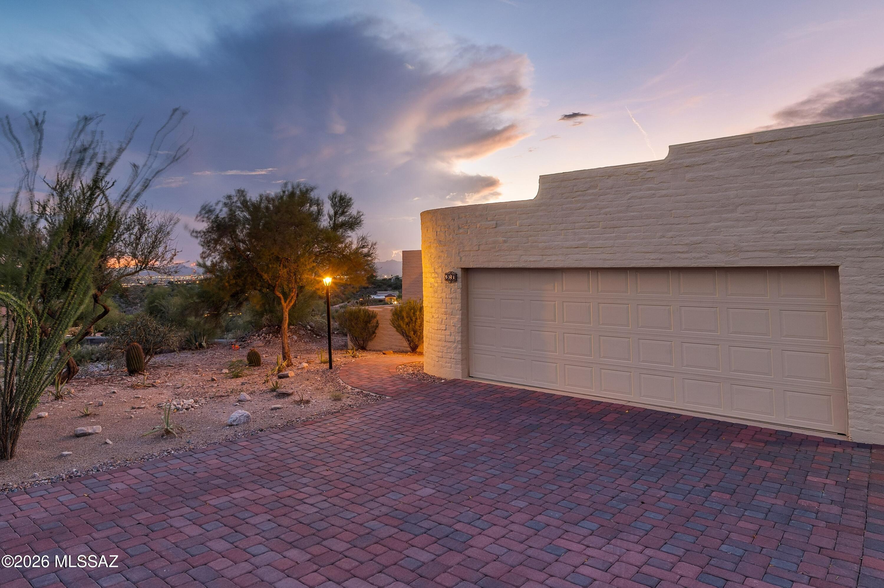 5371 N Paseo De La Tirada