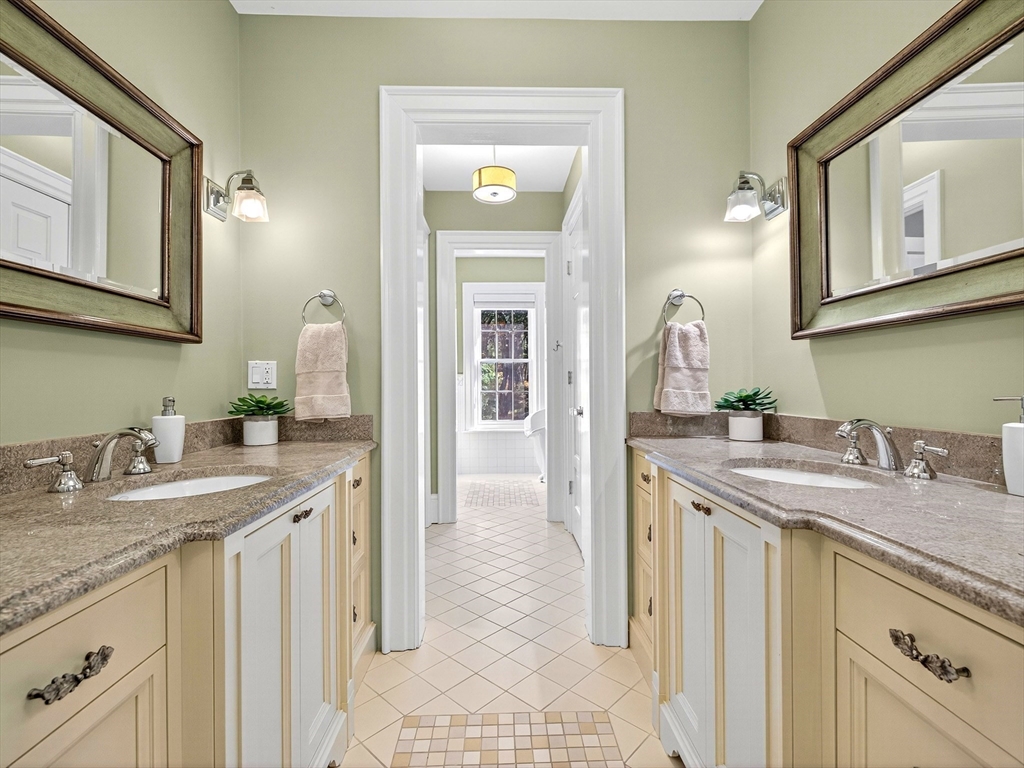 80 Livingston Rd, Wellesley