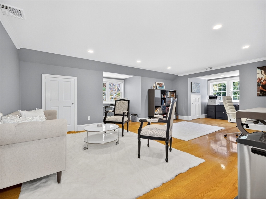 80 Livingston Rd, Wellesley