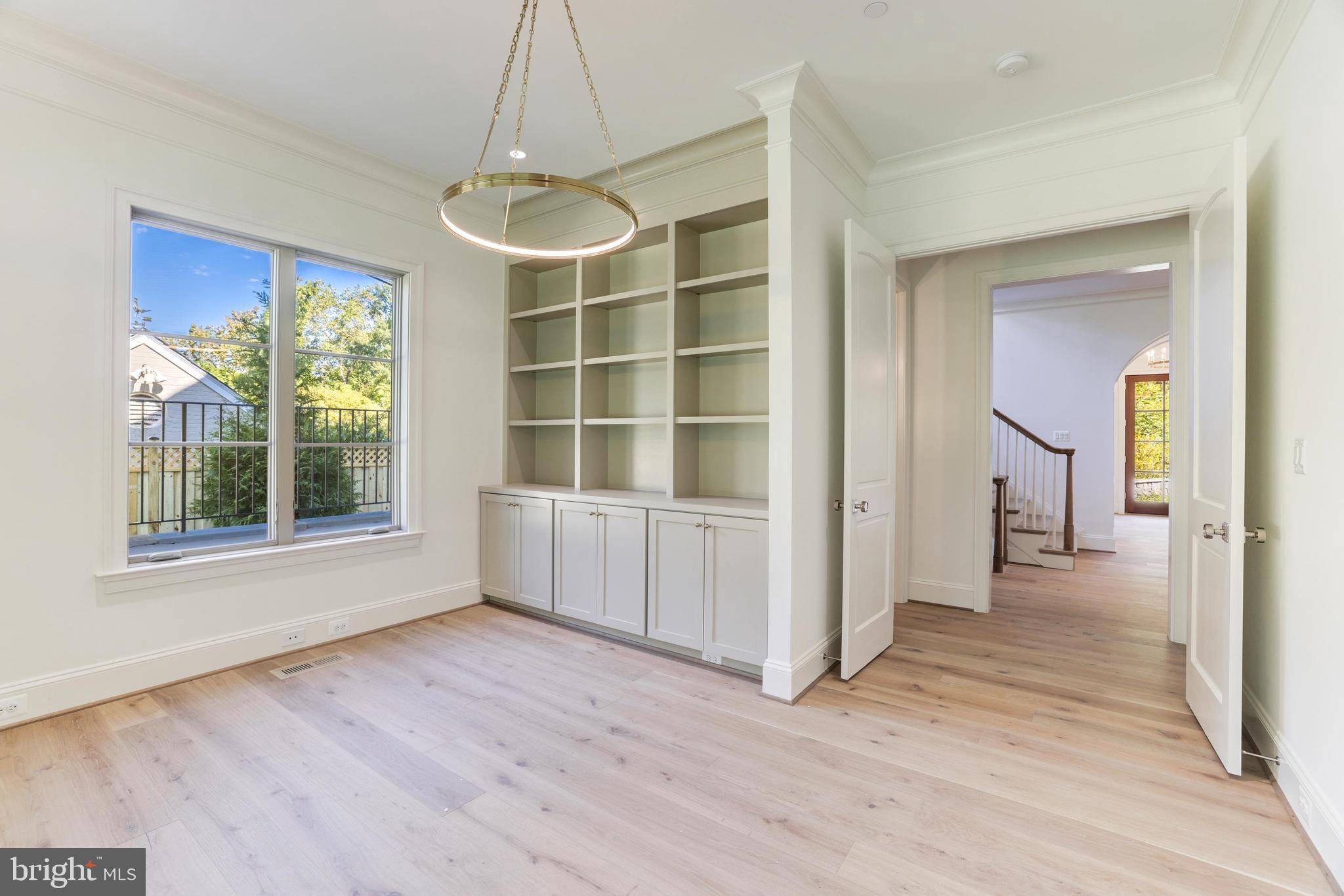 5050 Linnean Ave NW - Washington DC