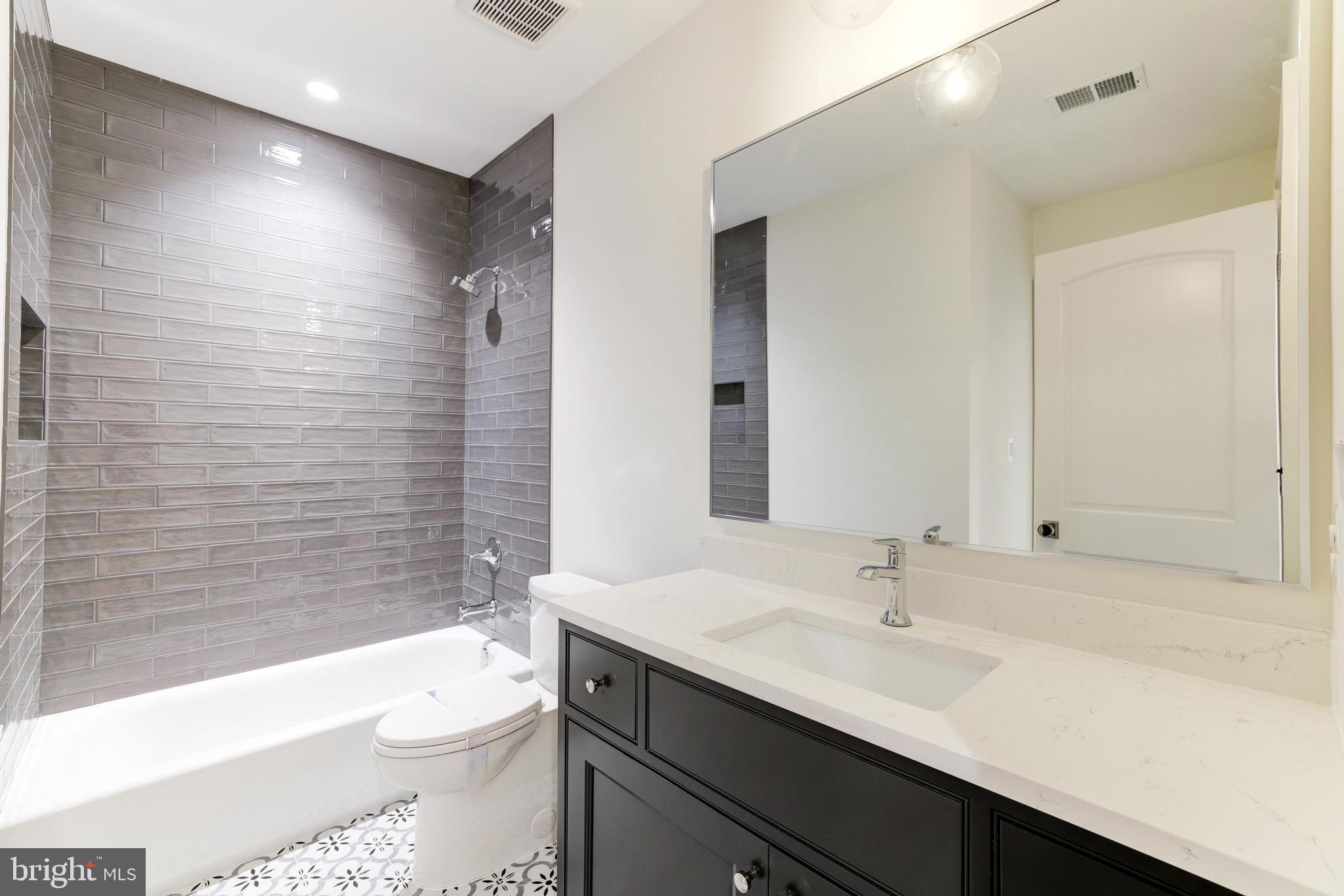 5050 Linnean Ave NW - Washington DC