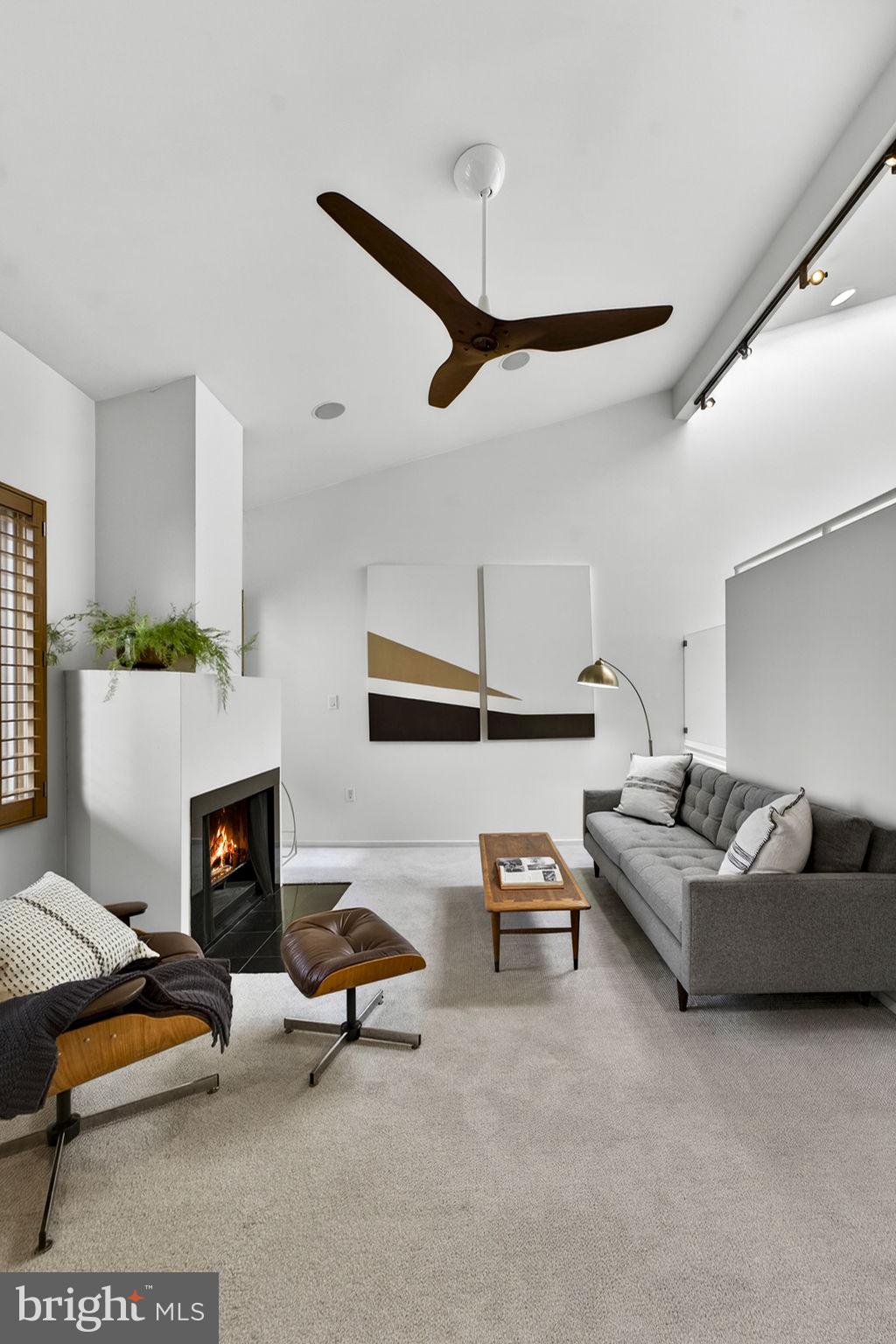 908 INDEPENDENCE AVENUE SE