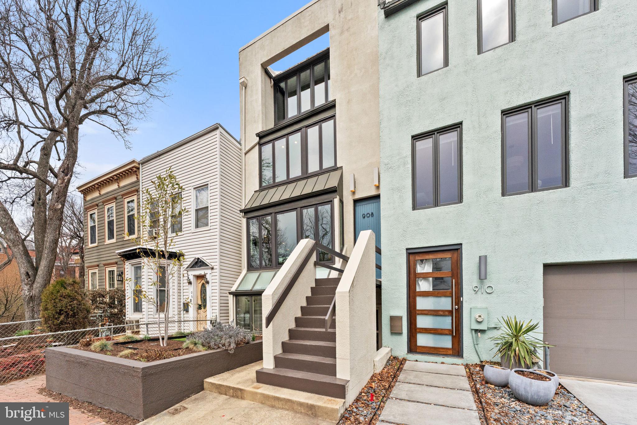 908 INDEPENDENCE AVENUE SE