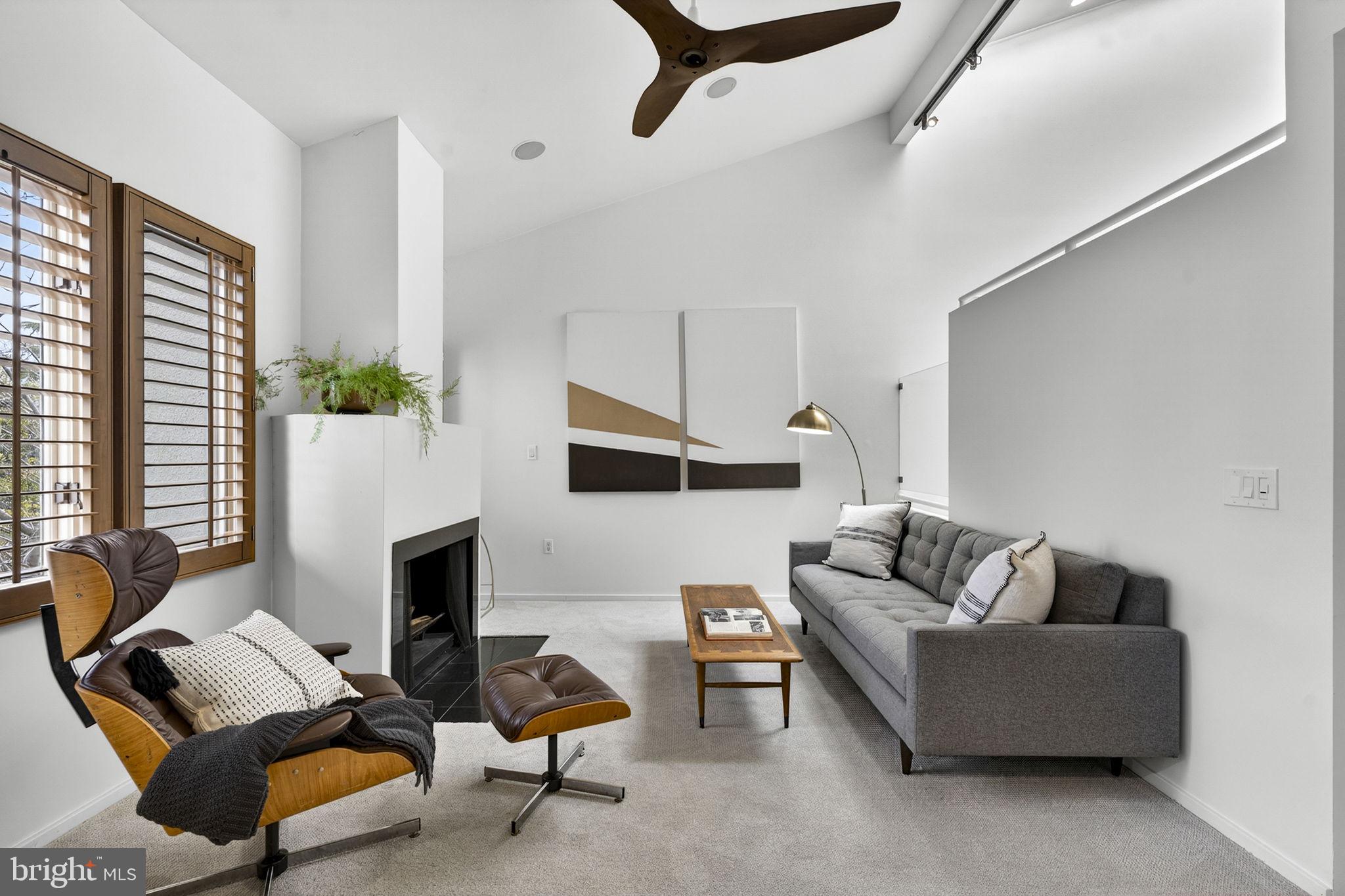 908 INDEPENDENCE AVENUE SE