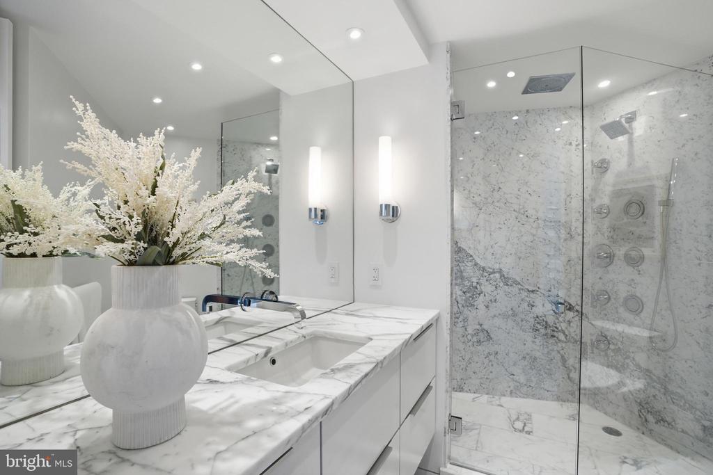 2500 VIRGINIA AVE NW Unit: 714-S