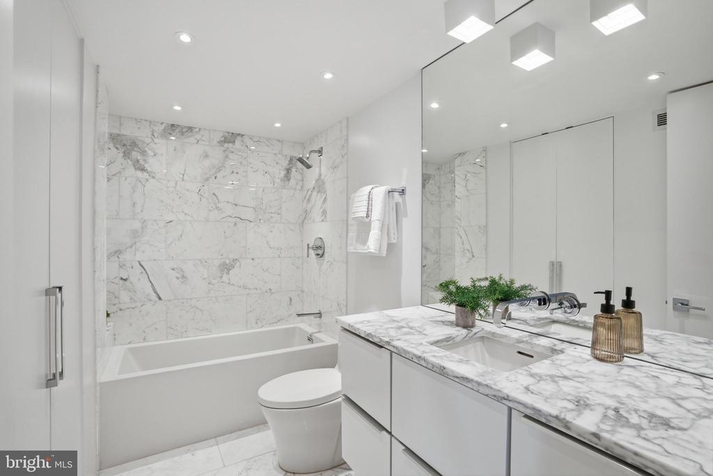 2500 VIRGINIA AVE NW Unit: 714-S