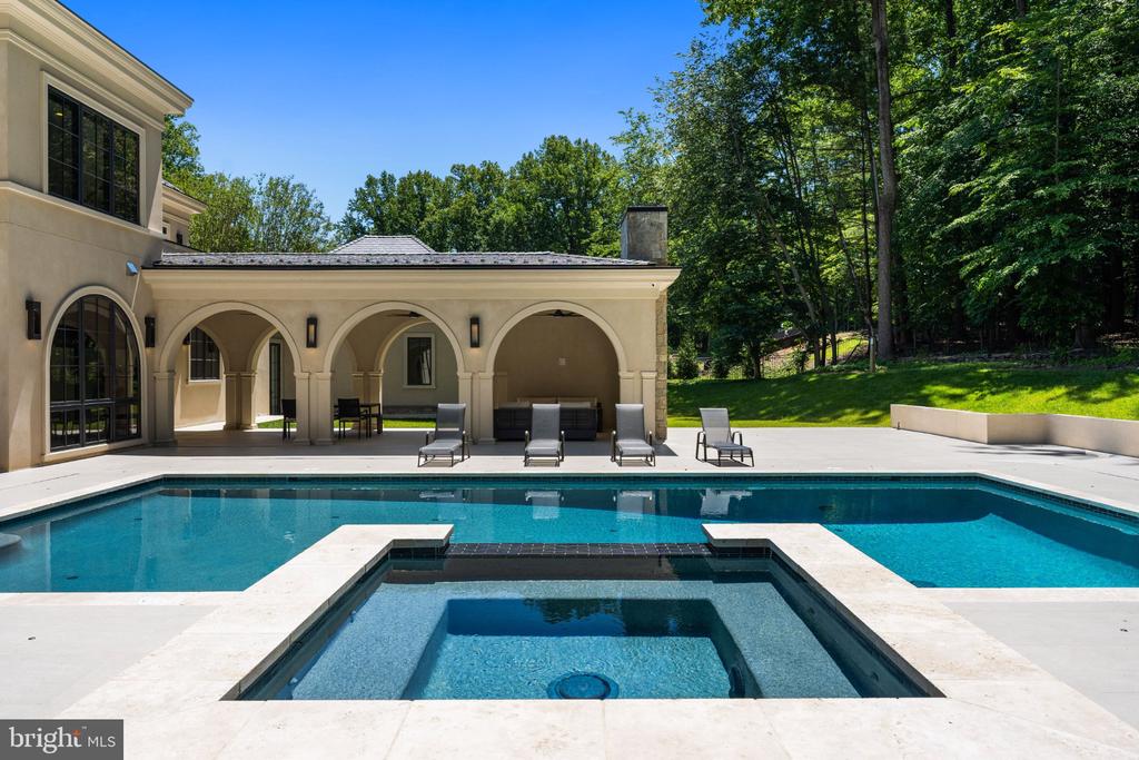 7112 NATELLI WOODS LANE