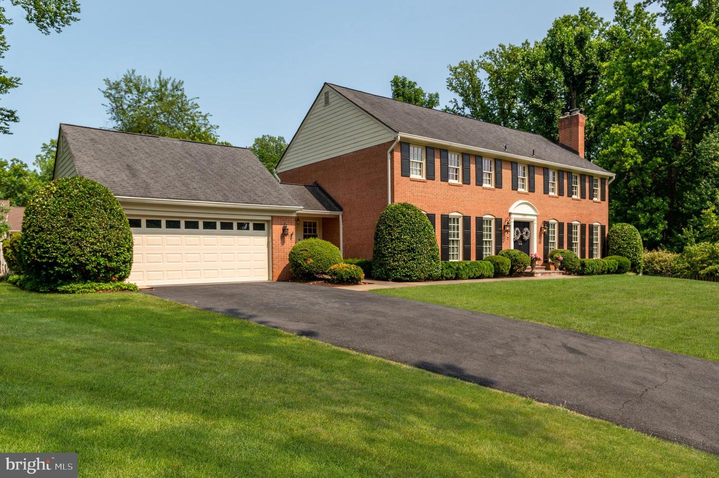 1171 Huntover Ct - McLean