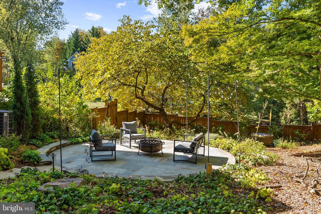 2647 WOODLEY PLACE