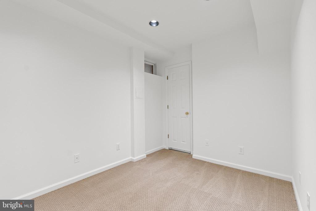 2647 WOODLEY PLACE