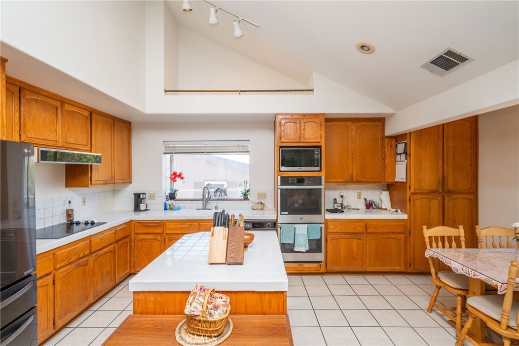 24380 Paseo Arroyo