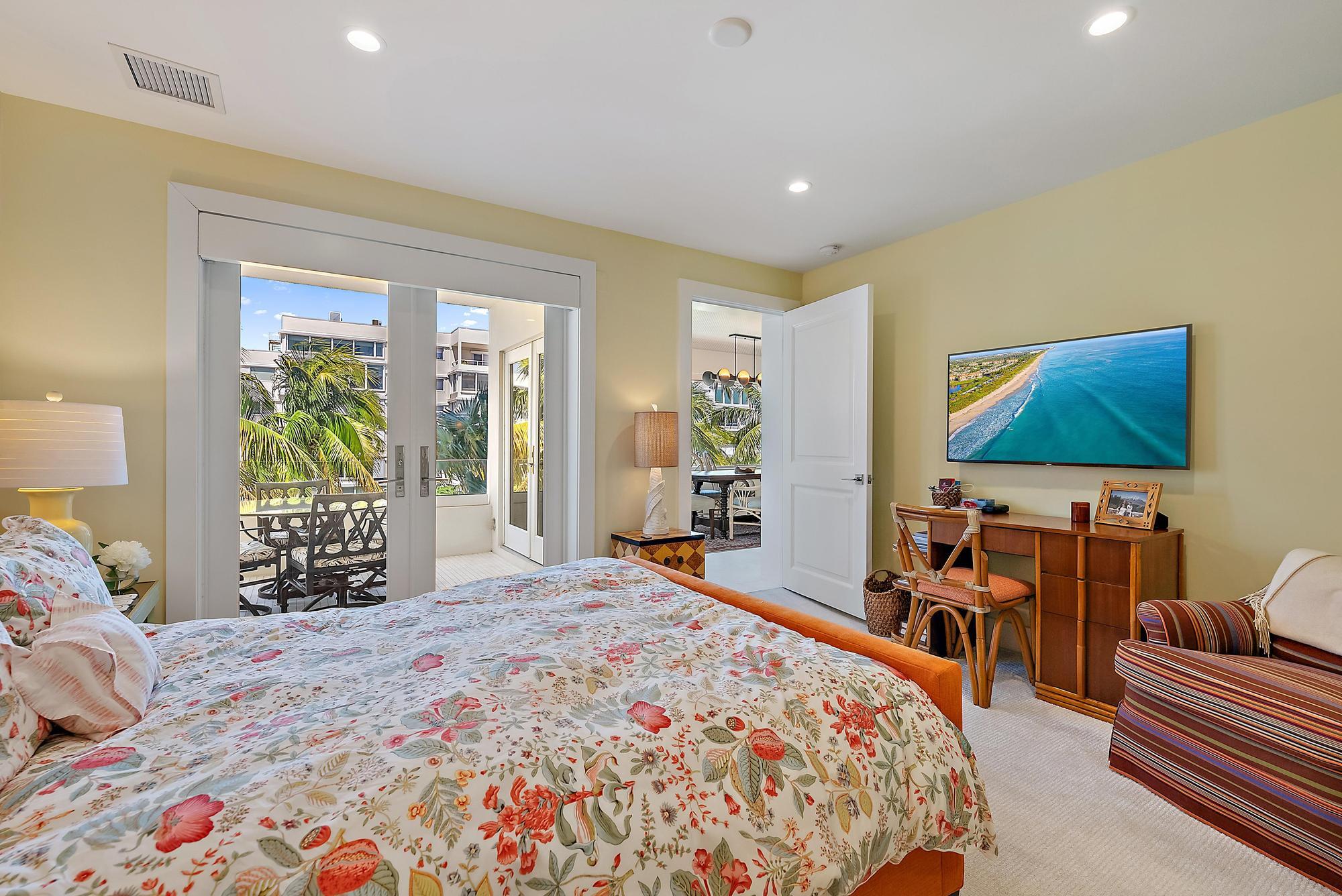 44 Cocoanut Row B310