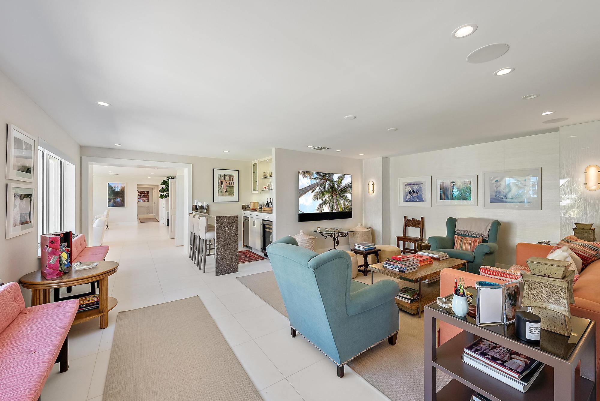 44 Cocoanut Row B310