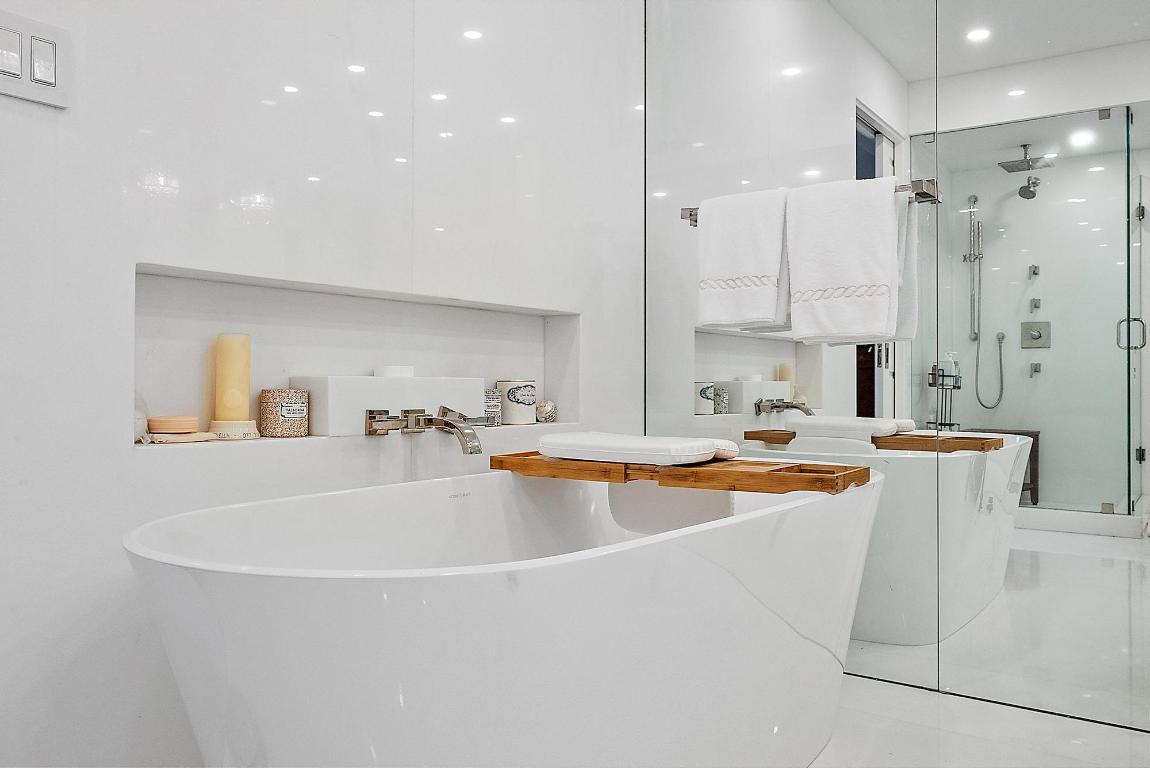 44 Cocoanut Row B310