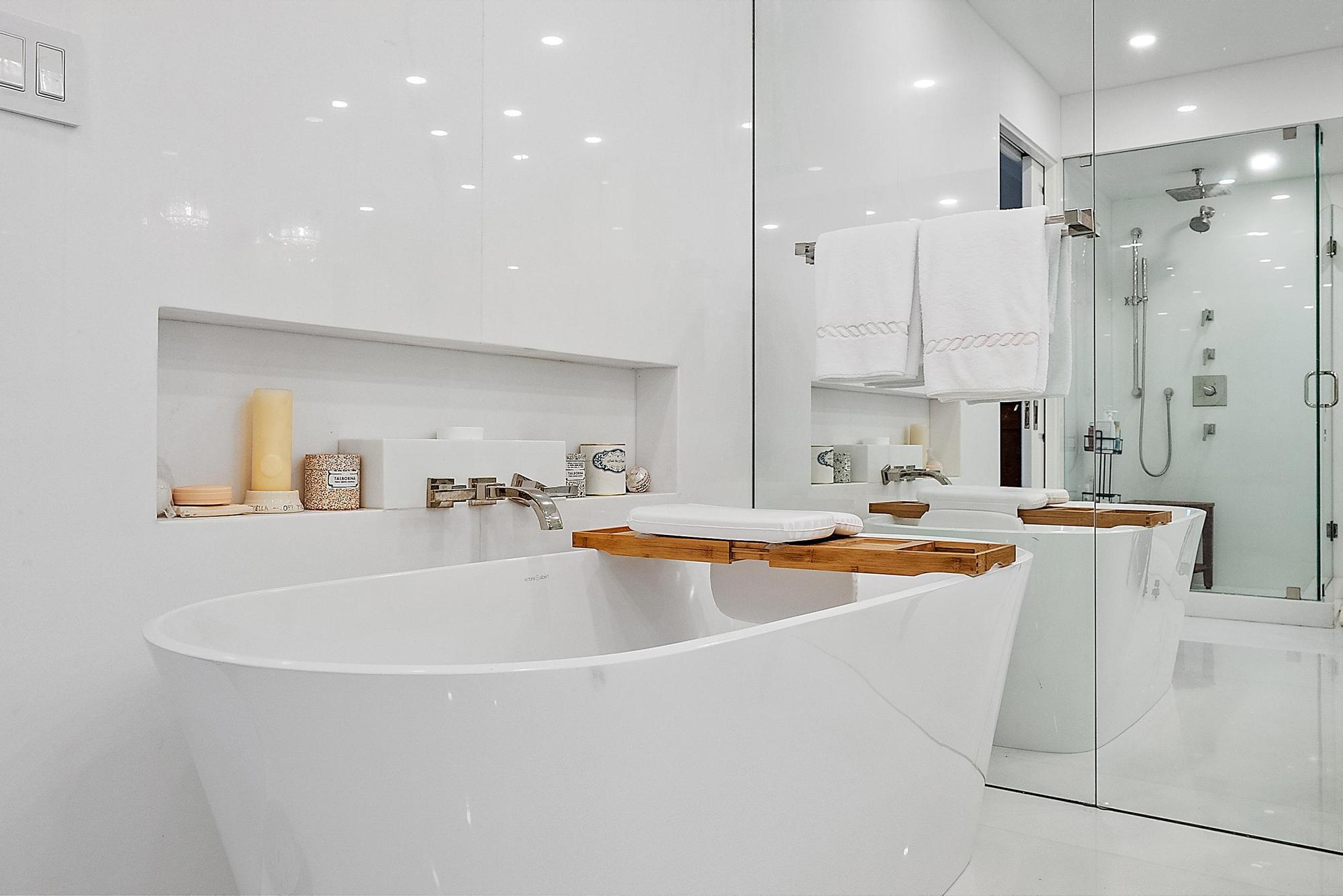 44 Cocoanut Row B310