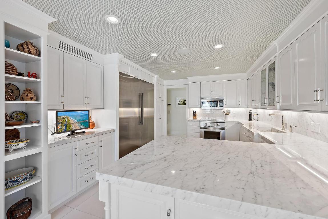 44 Cocoanut Row B310