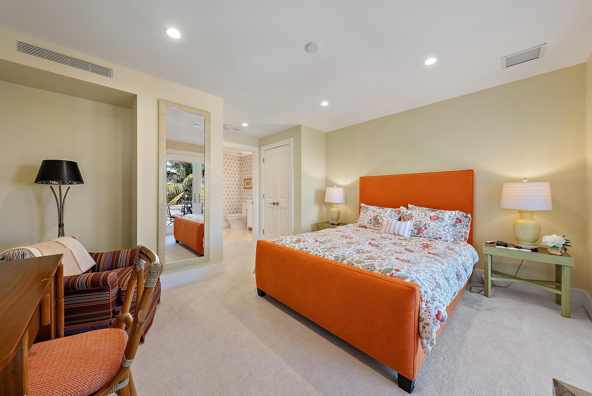 44 Cocoanut Row B310