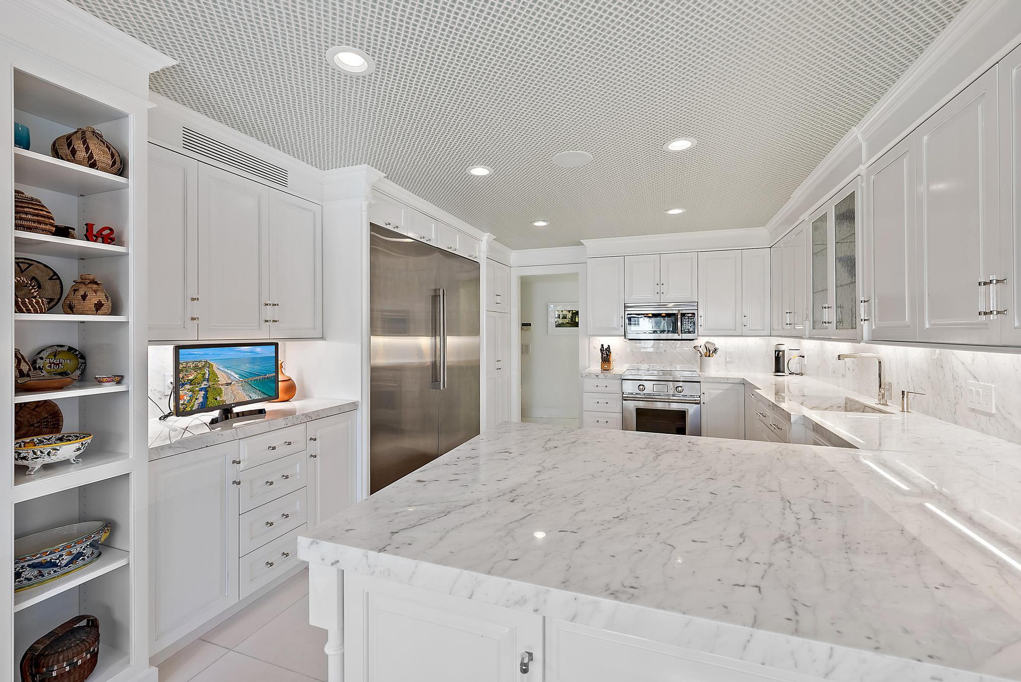 44 Cocoanut Row B310