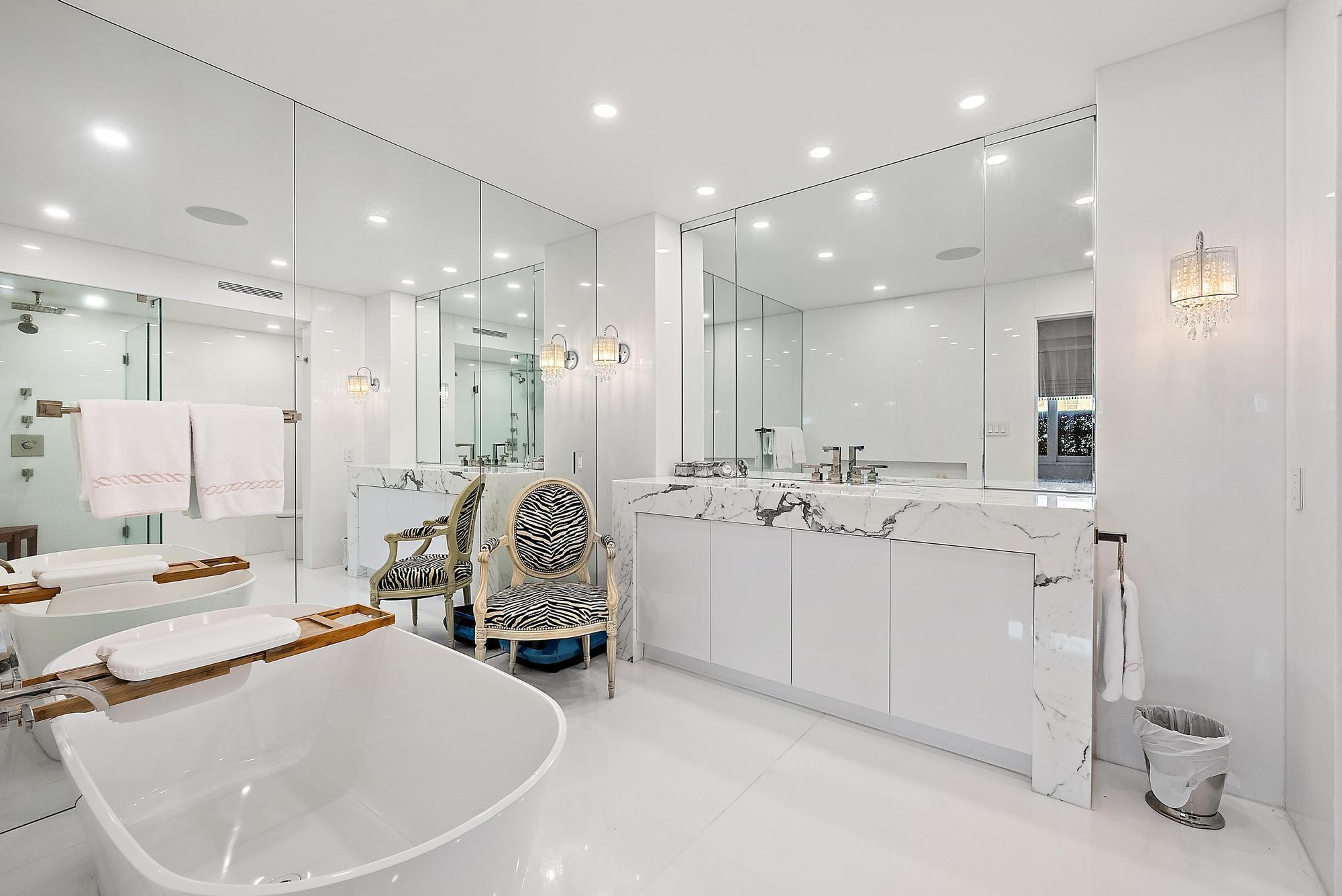 44 Cocoanut Row B310