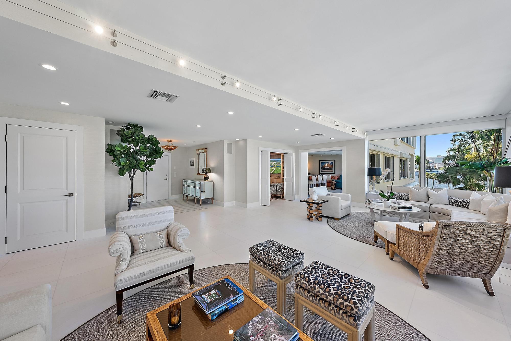 44 Cocoanut Row B310