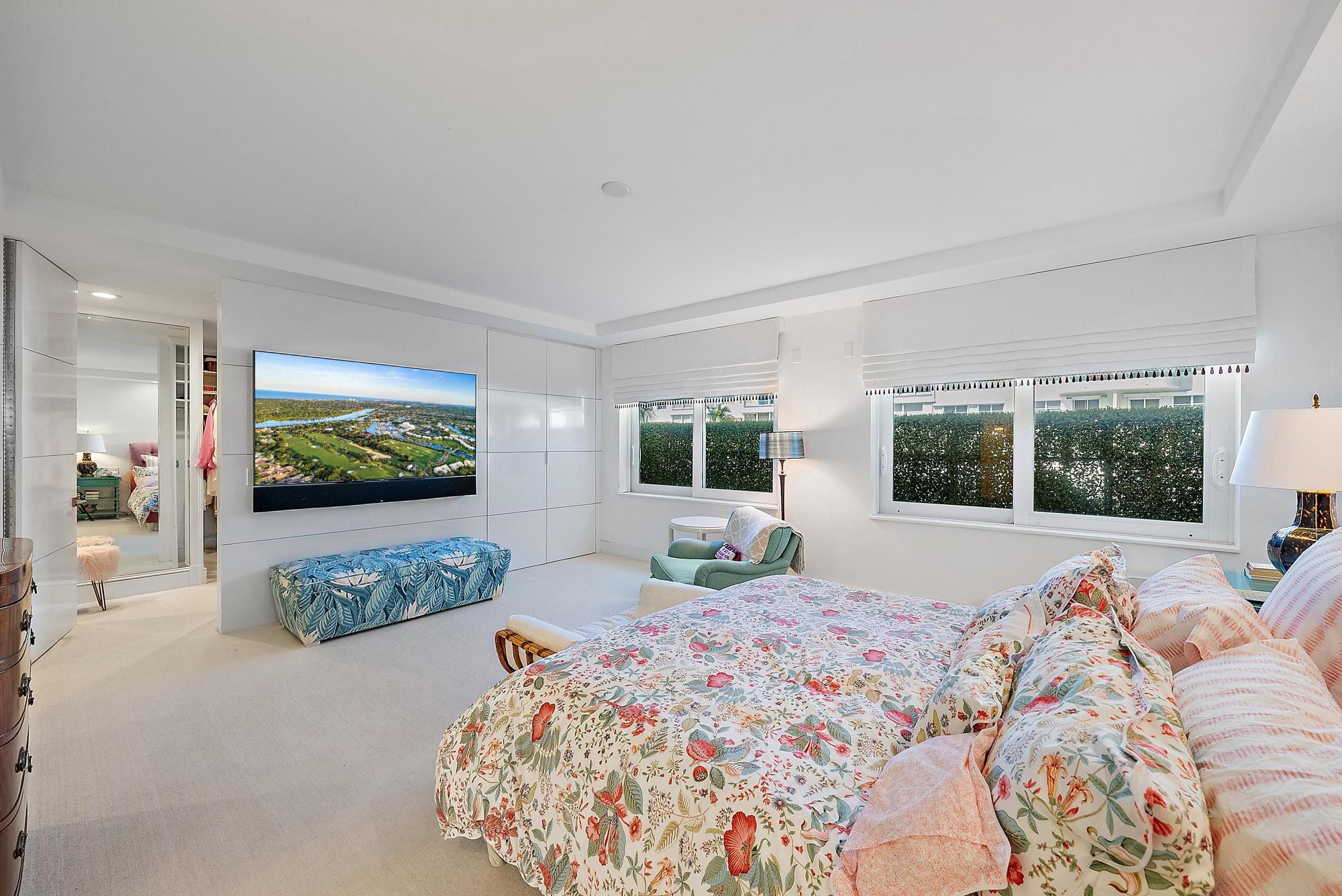 44 Cocoanut Row B310