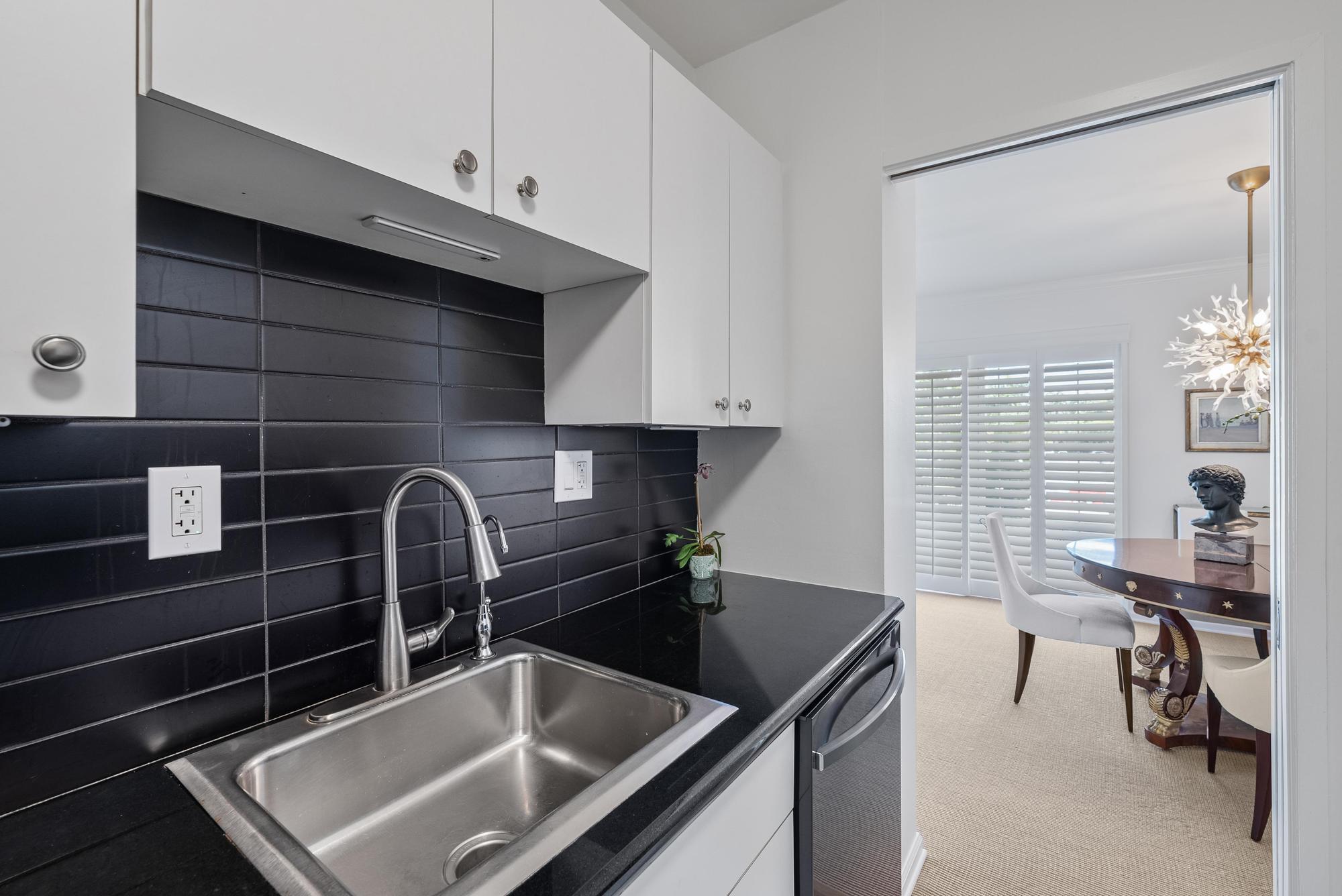 44 Cocoanut Row 124 B