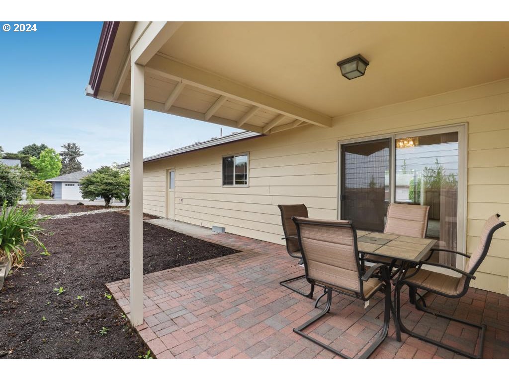 15795 SW QUEEN VICTORIA PL