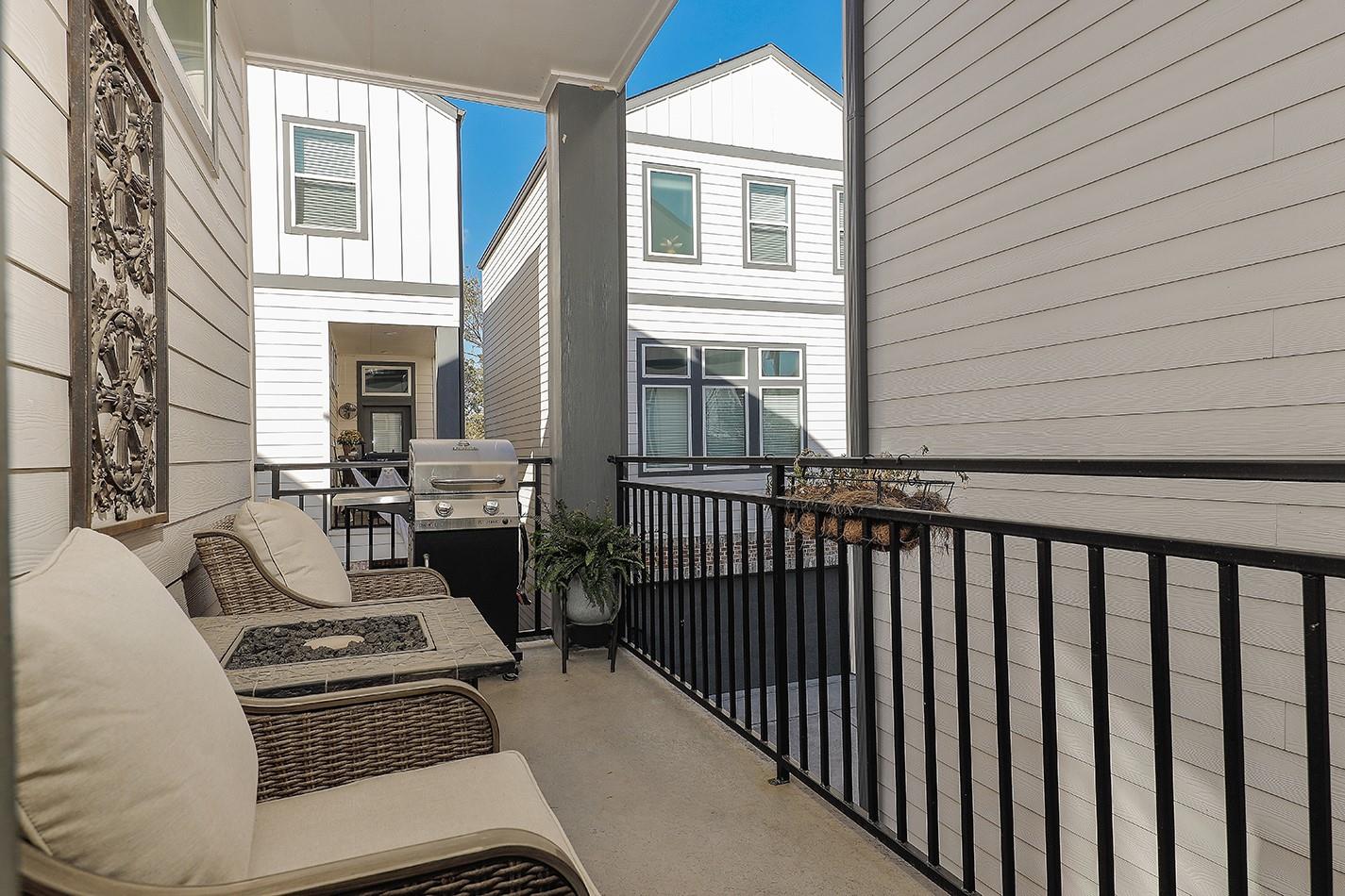 800 W Donovan Street