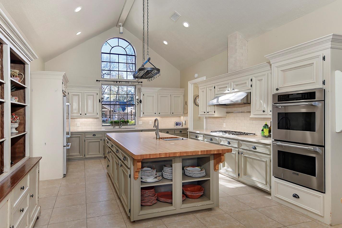 24635 W Kingscrest Circle