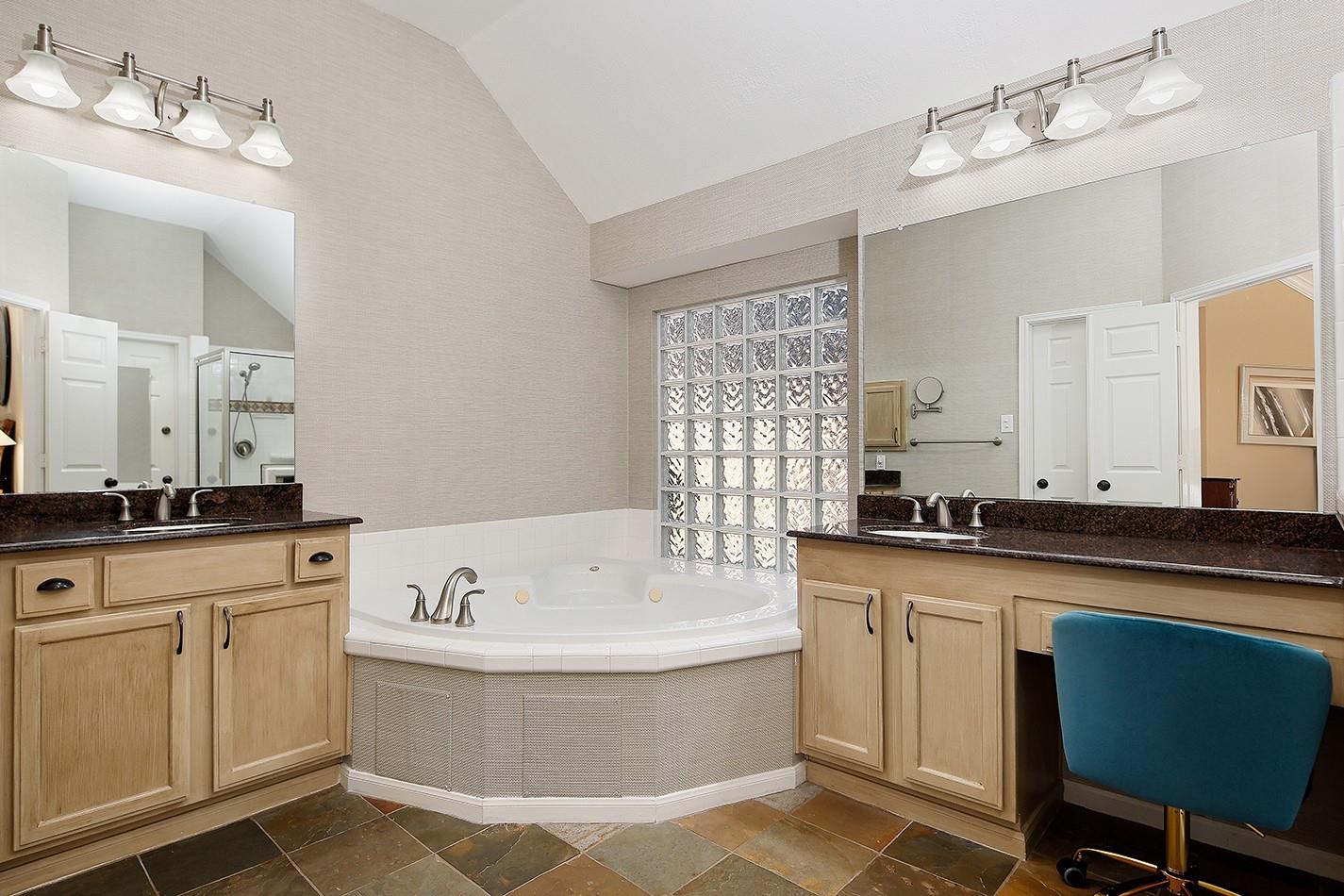 2 Taper Glow Place, The Woodlands