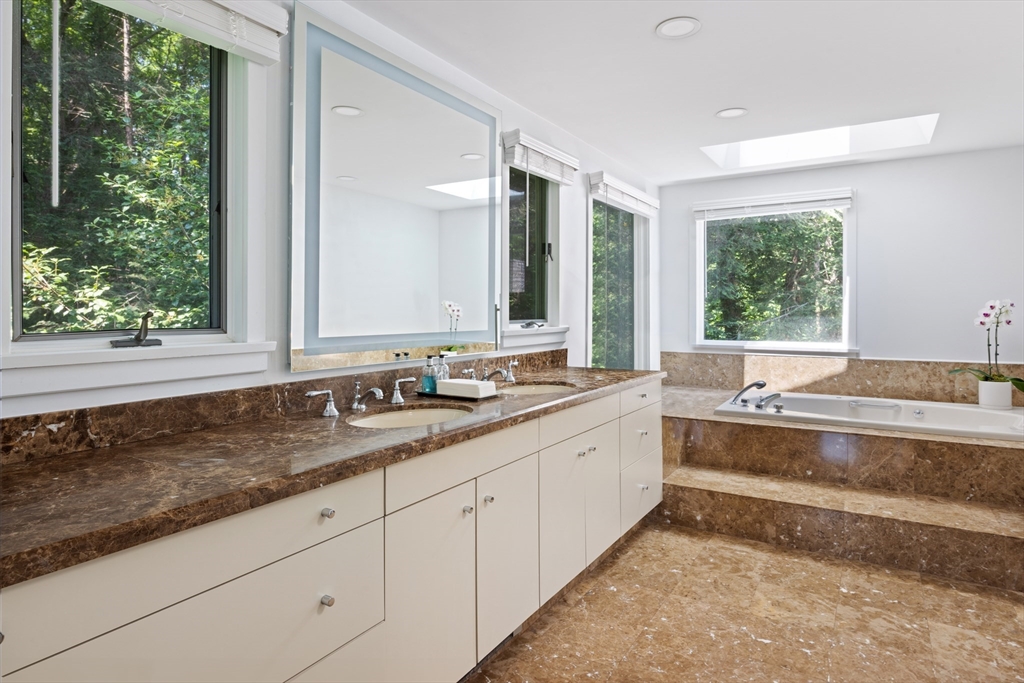 Light-Filled Private Weston Oasis