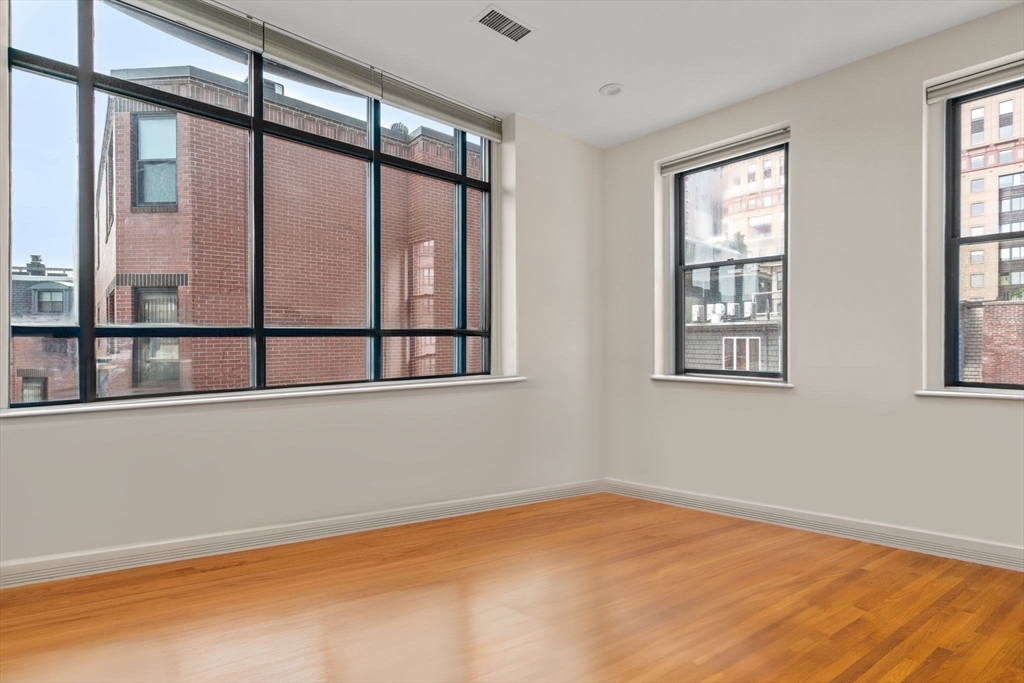 9 Harcourt # 402A