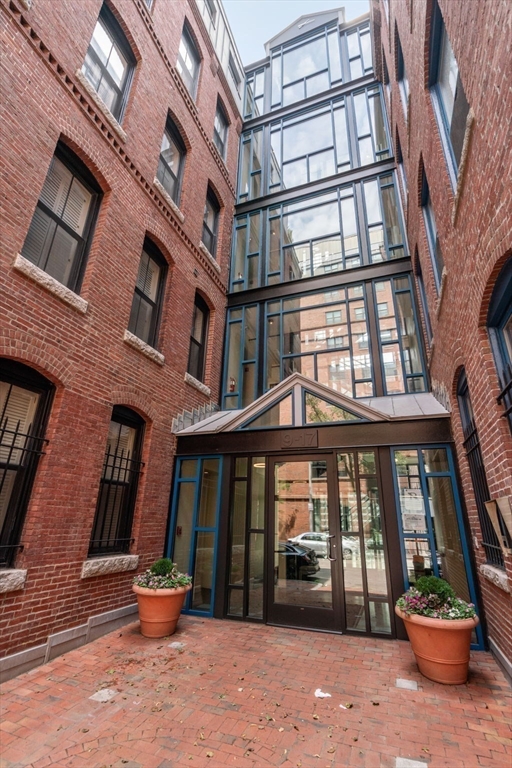9 Harcourt # 402A