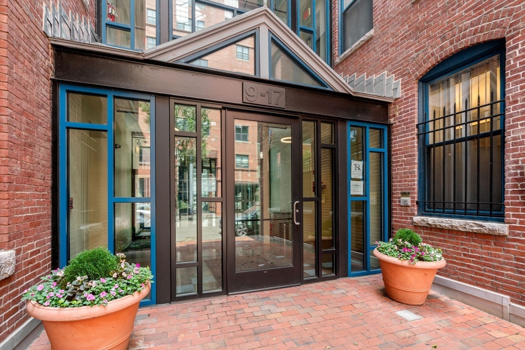 9 Harcourt # 402A