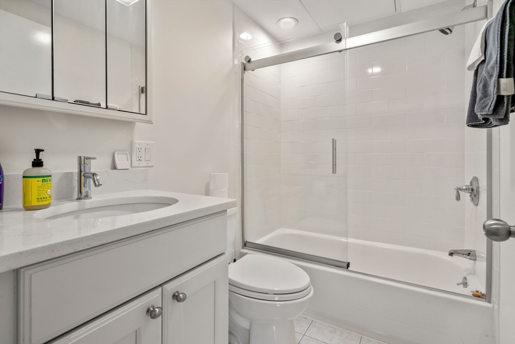 9 Harcourt # 402A