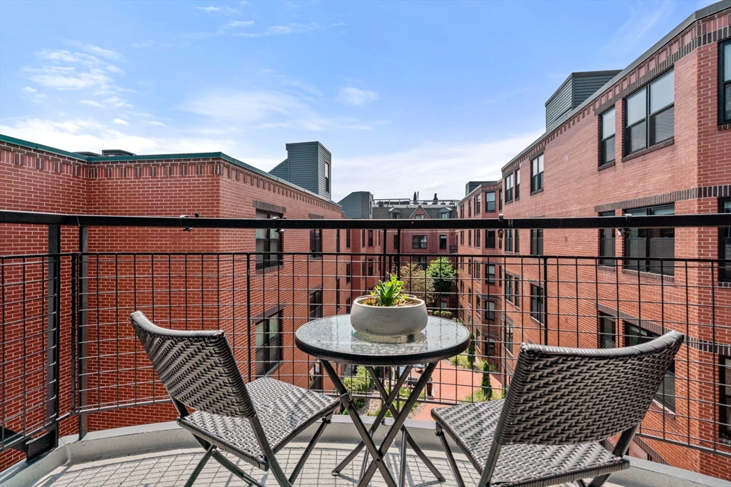 9 Harcourt # 402A